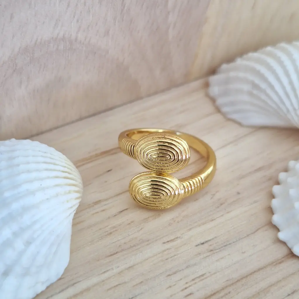 Beautiful Holding Ring-Artificial Yellow Gold