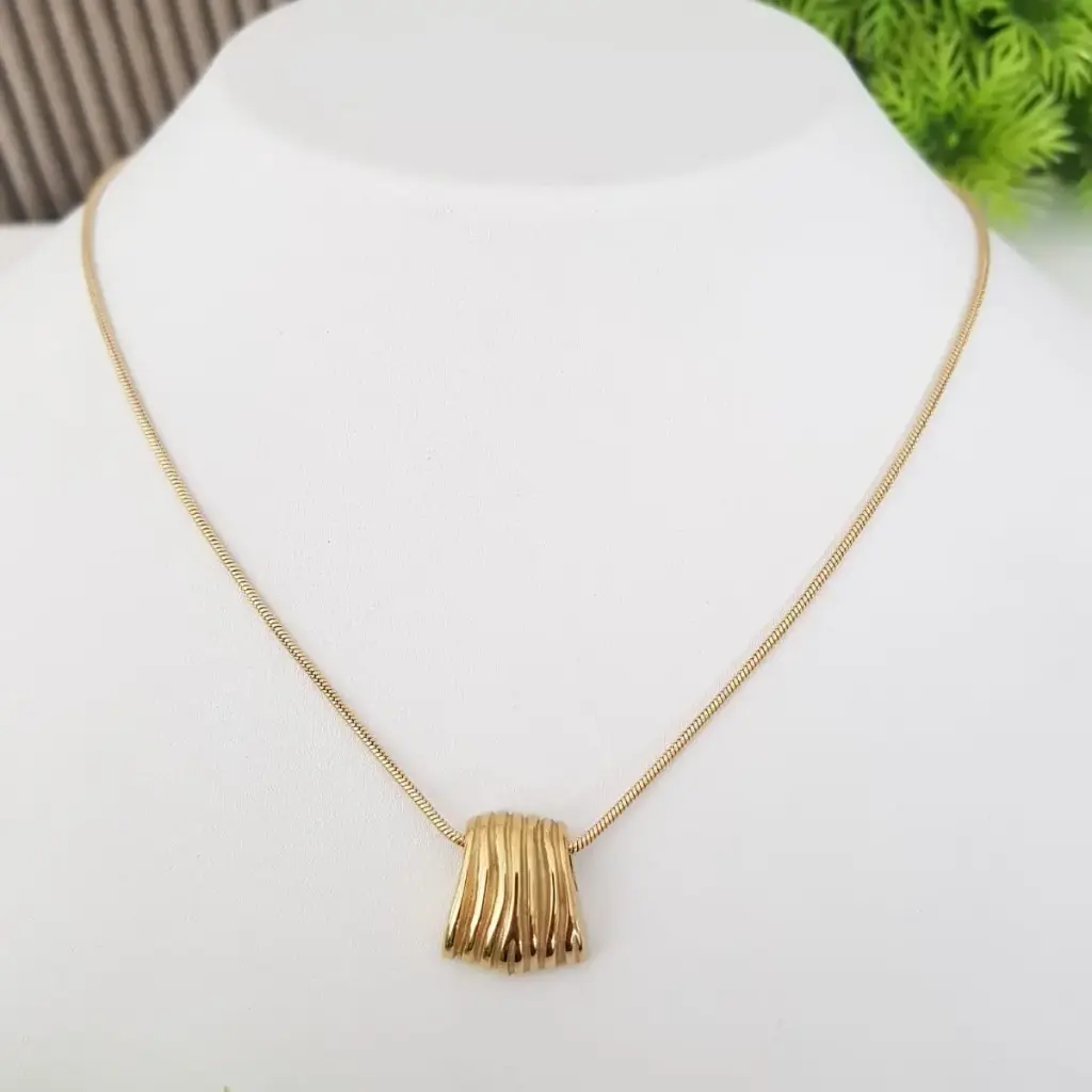 Rippled Elegance Pendant Necklace - Artificial Yellow Gold