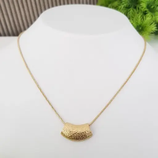 [03010059] Textured Arc Pendant Necklace -Artificial Yellow Gold